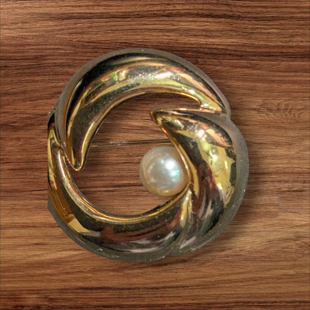 Vintage Napier‎ Gold-Tone Circular Brooch With Faux Pearl Accent